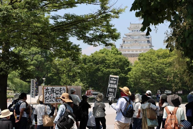 【兵庫県】「斎藤知事辞めろデモ」神戸に続き姫路でも　増山誠県議は行進を追尾、生配信しながら「斎藤ガンバレ」